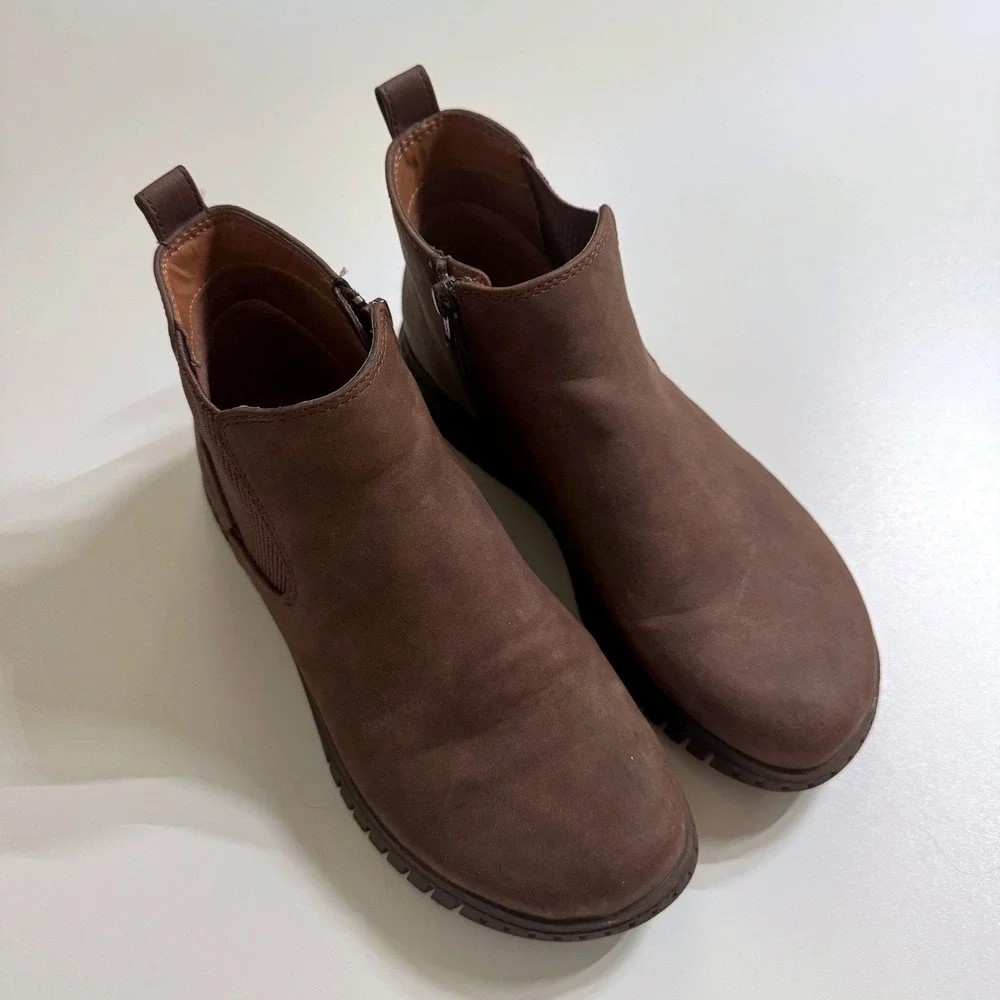 EuroSoft Sofft Ankle Boots 8.5M Brown Faux Leather Side Zip Chelsea Lug Sole